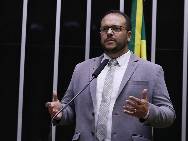 Deputado Federal Thiago de Joaldo na tribuna da Câmara dos Deputados